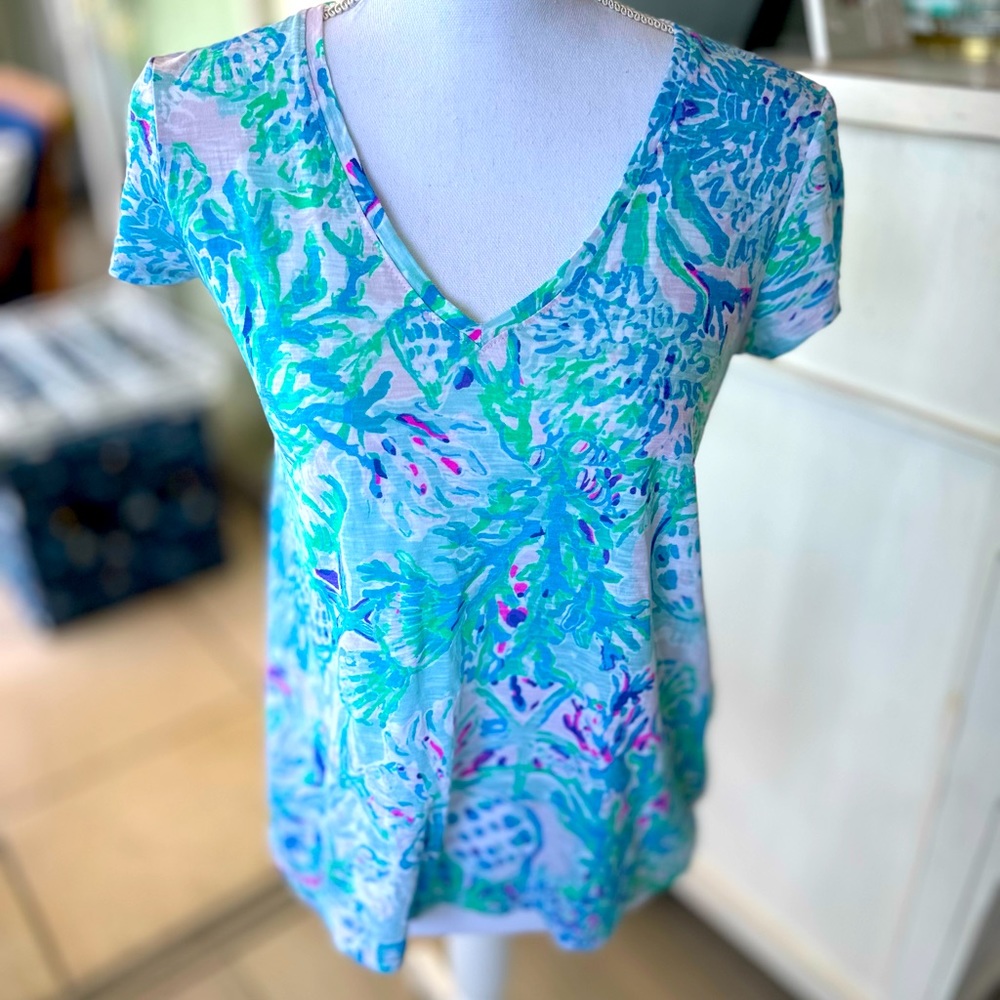 Lilly Pulitzer Etta V-Neck T-Shirt Craysea Print Amethyst Tint Women’s XS